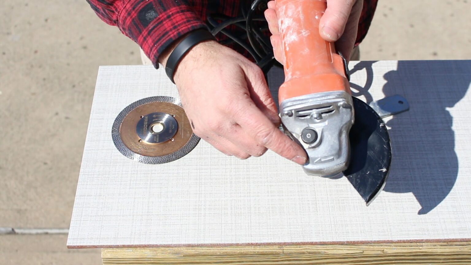 Cutting Bathroom Tiles with Montolit's CGX115 Angle Grinder Blade ...