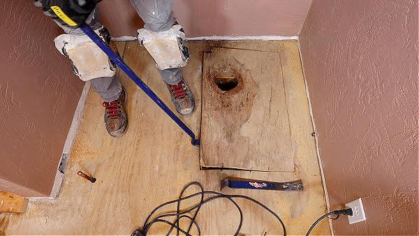 Pry Bar for Plywood Subfloor