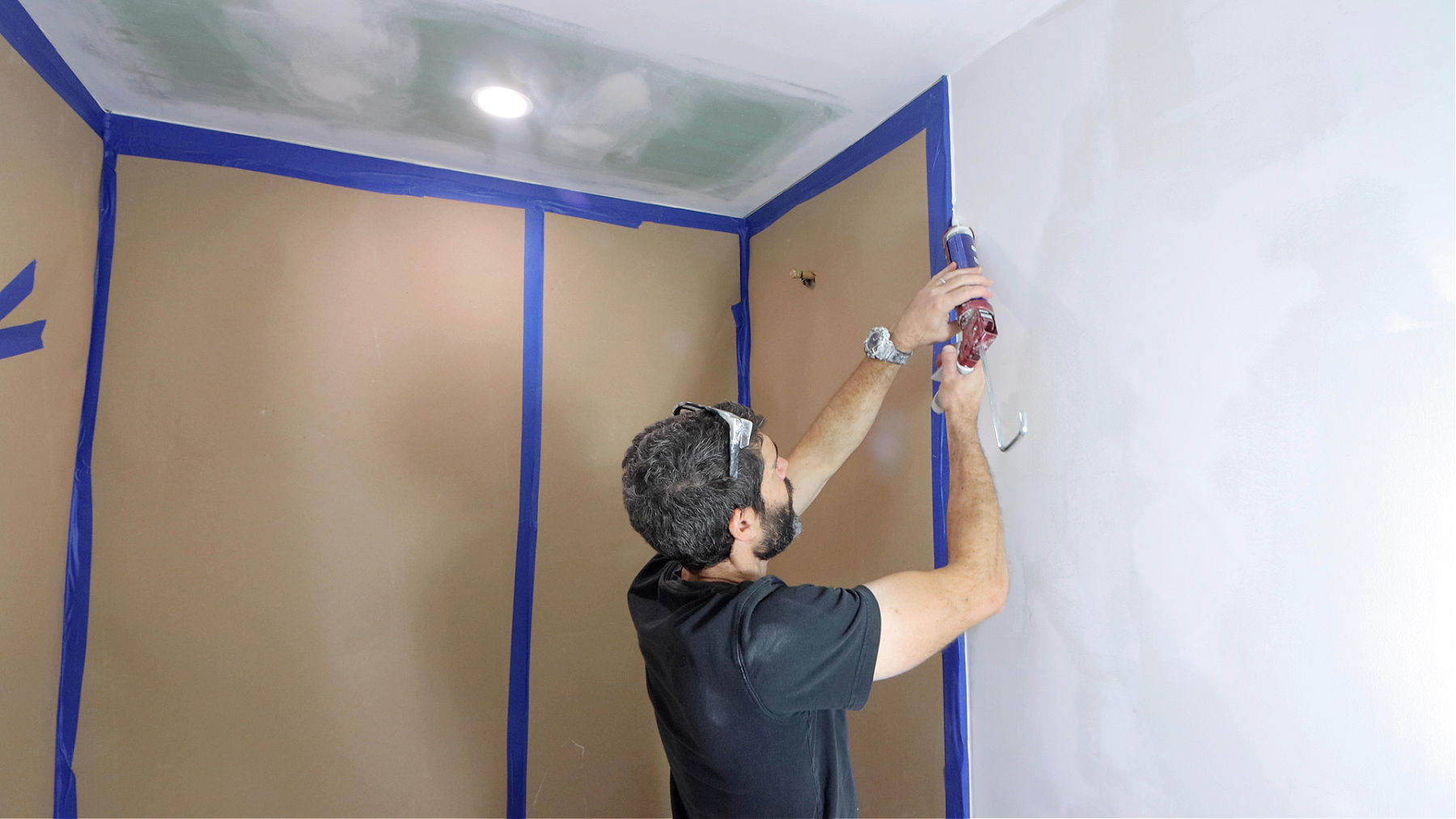 How to Caulk Tiles to Walls and Ceiling